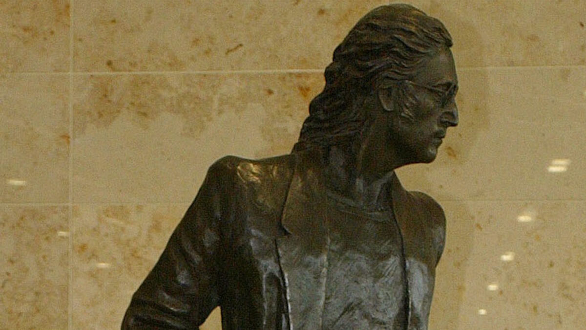 Το μπρούτζινο άγαλμα του John Lennon στο Λίβερπουλ