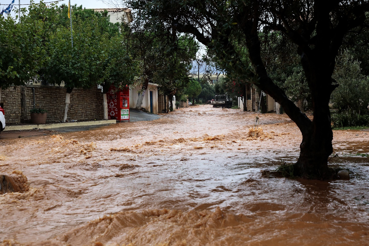 Καιρός: Σε αυξημένη επιφυλακή για βροχές και καταιγίδες η πυροσβεστική – Αναχωρούν δυνάμεις της ΕΜΑΚ για Κρήτη