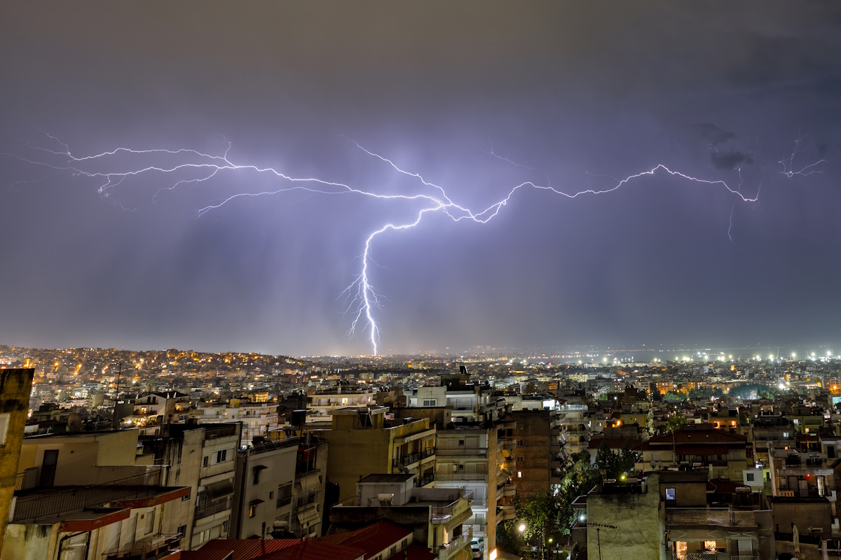 Καταιγίδα με αστραπές στη Θεσσαλονίκη