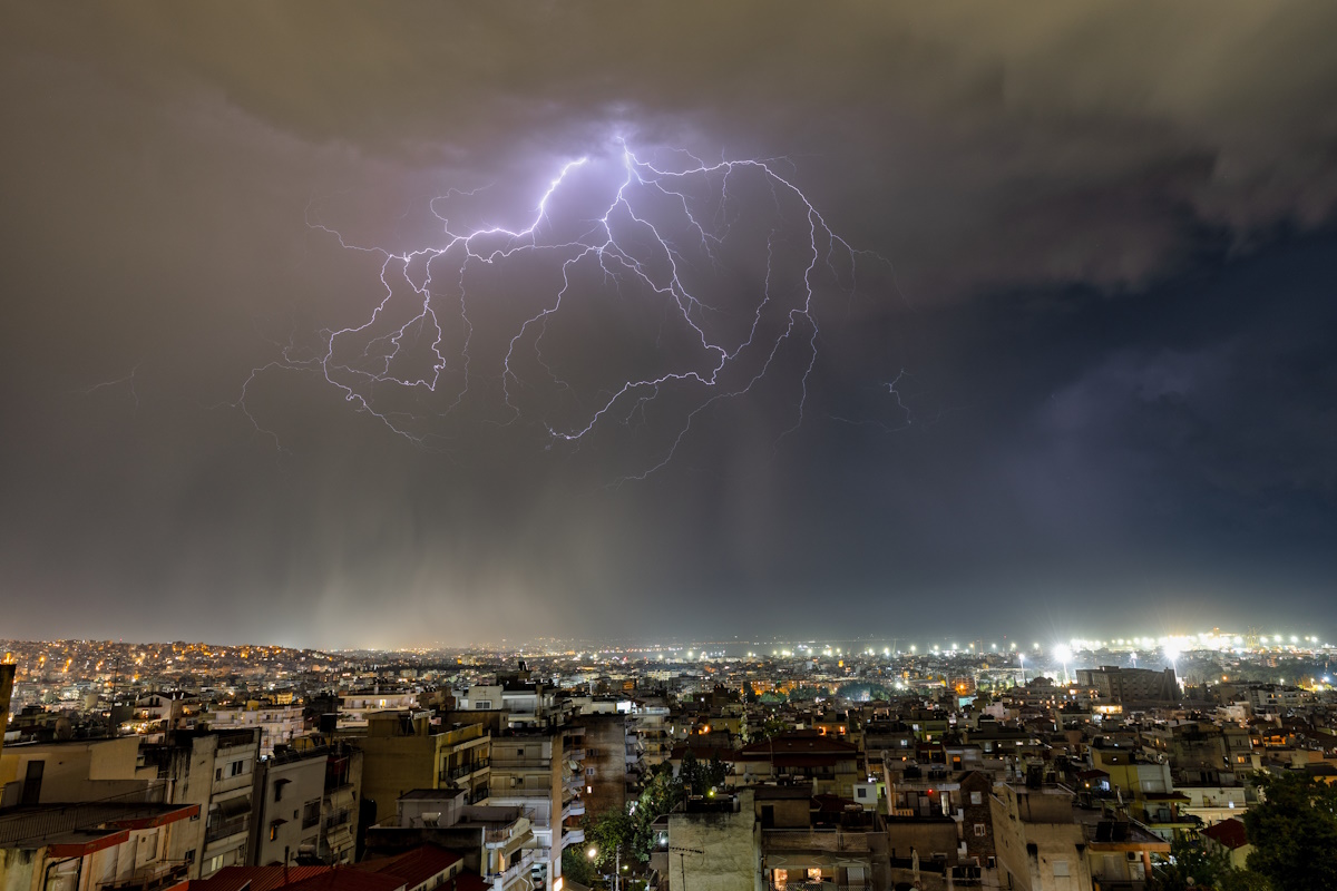 Καταιγίδα με αστραπές στη Θεσσαλονίκη