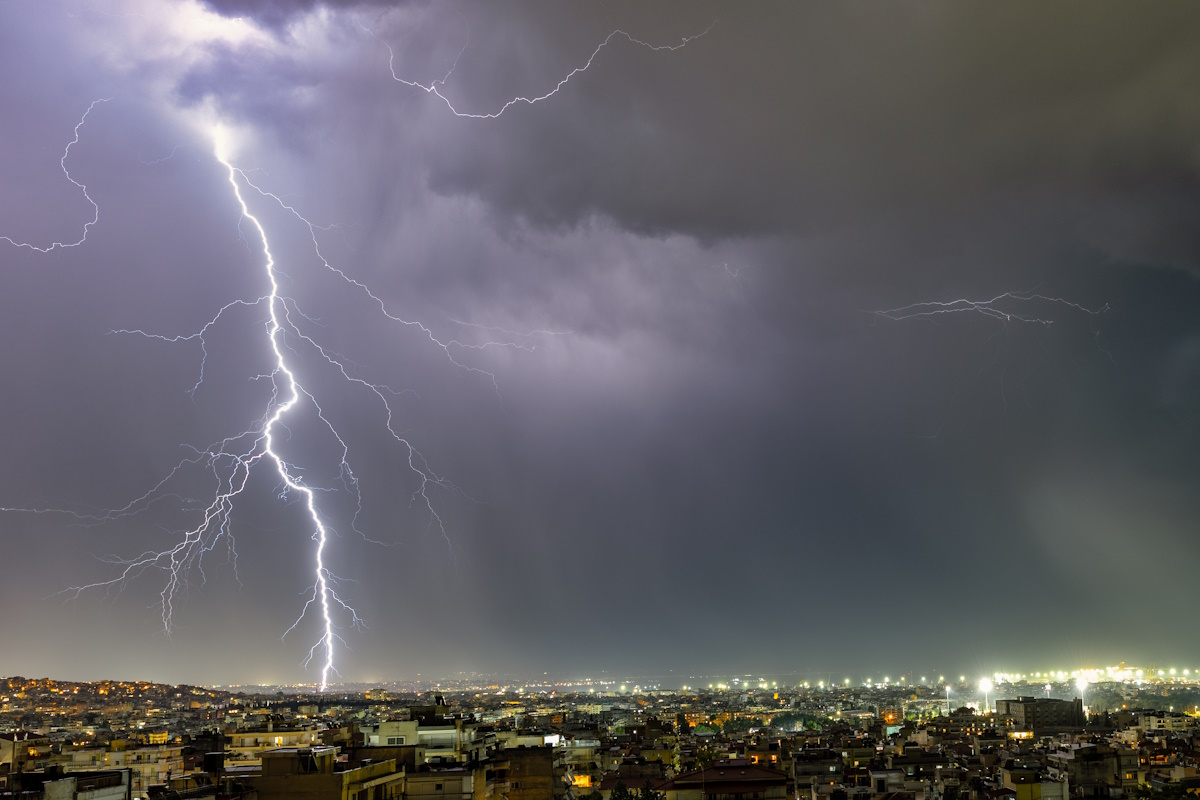 Καταιγίδα με αστραπές στη Θεσσαλονίκη