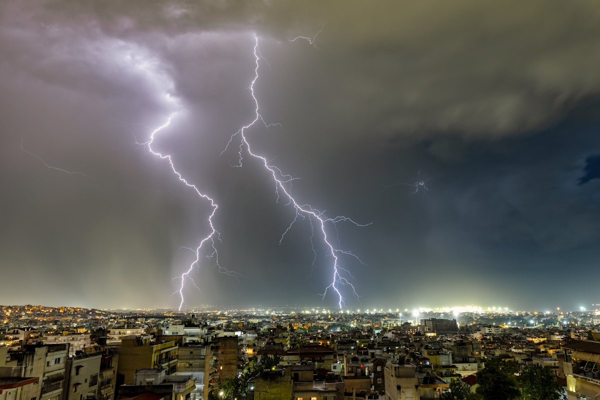 Καταιγίδα με αστραπές στη Θεσσαλονίκη