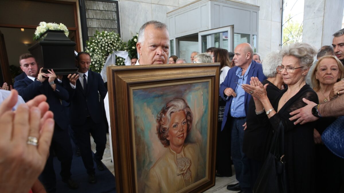Κηδεία Μαργαρίτας Παπανδρέου: Με συγκίνηση το τελευταίο «αντίο» στην αείμνηστη ακτιβίστρια – «Μαμά, μας έμαθες να αγαπάμε και να αντέχουμε»