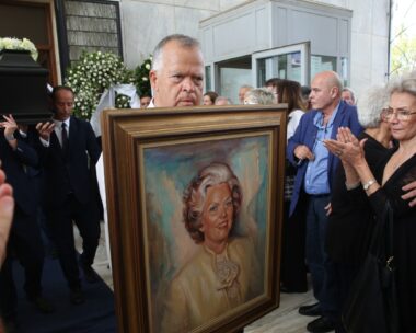 Κηδεία Μαργαρίτας Παπανδρέου: Με συγκίνηση το τελευταίο «αντίο» στην αείμνηστη ακτιβίστρια – «Μαμά, μας έμαθες να αγαπάμε και να αντέχουμε»