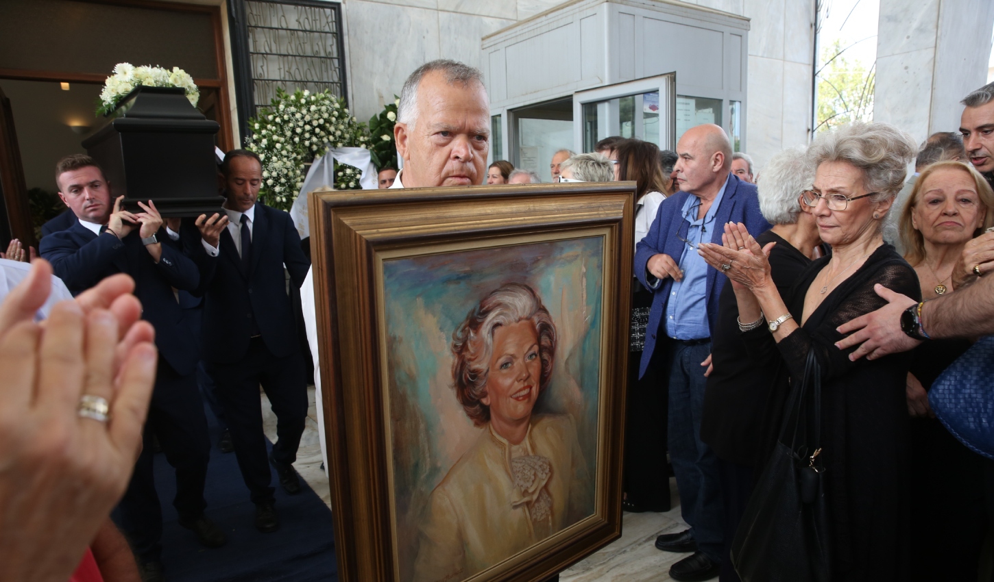 Με συγκίνηση το τελευταίο «αντίο» στην Μαργαρίτα Παπανδρέου - «Μαμά, μας έμαθες να αγαπάμε και να αντέχουμε»