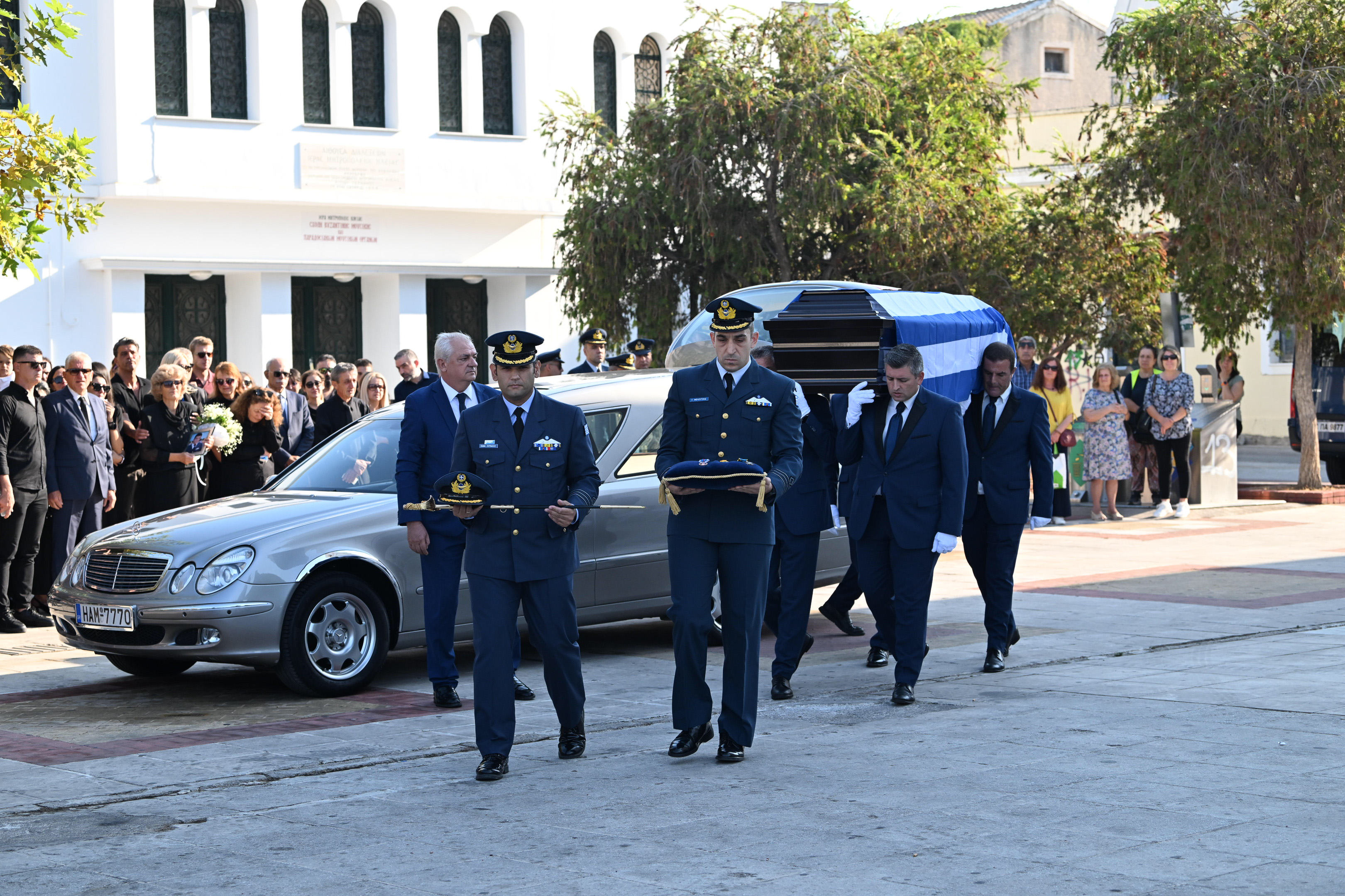Γιάννης Μπλέσιας: Ο Πύργος αποχαιρετά τον πιλότο που σκοτώθηκε στην Τανάγρα – Τυλιγμένο με την ελληνική σημαία το φέρετρό του