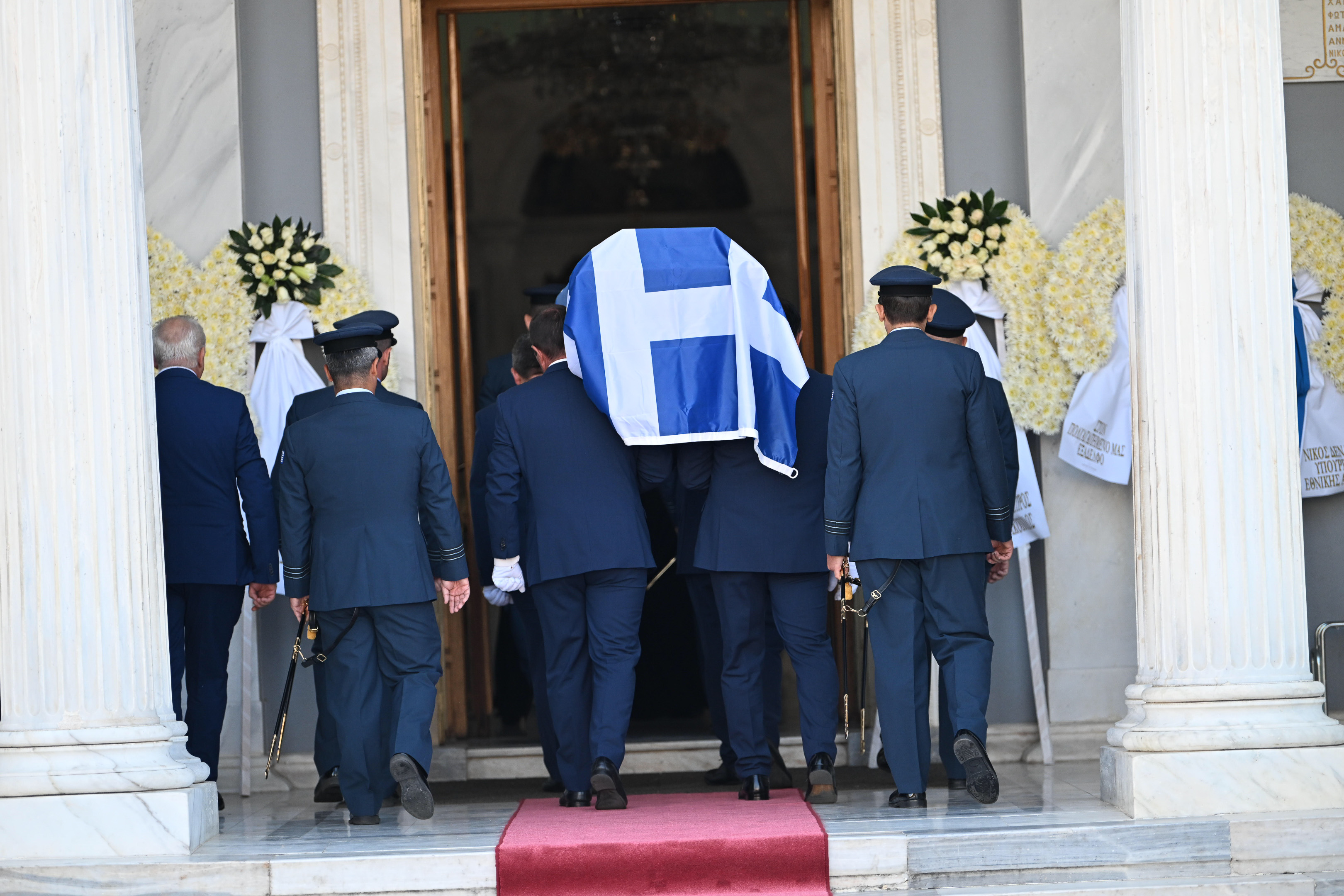 Γιάννης Μπλέσιας: Ο Πύργος αποχαιρέτησε τον πιλότο που σκοτώθηκε στην Τανάγρα – Τυλιγμένο με την ελληνική σημαία το φέρετρό του
