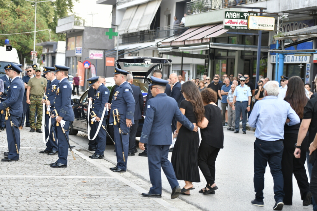 Συνάδελφοι και φίλοι παρίστανται στην κηδεία του 37χρονου Σμηναγού της Πολεμικής Αεροπορίας Δημήτριου Πέτρου, στον Ιερό Ναό Αγίων Κωνσταντίνου και Ελένης Κατσικάς Ιωαννίνων, Πέμπτη 10 Σεπτεμβρίου 2026. Oι δύο χειριστές, ο σμηναγός Δημήτρης Πέτρου και ο επισμηναγός Ιωάννης Μπλέσιας, έχασαν τη ζωή τους κατά την πτώση του μαχητικού αεροσκάφους F‑4 Phantom της Πολεμικής Αεροπορίας, λίγα λεπτά μετά την απογείωσή του, μπροστά στα μάτια χιλιάδων θεατών κατά τη διάρκεια αεροπορικής επίδειξης στο Athens Flying Week το Σάββατο 5 Σεπτεμβρίου 2026.