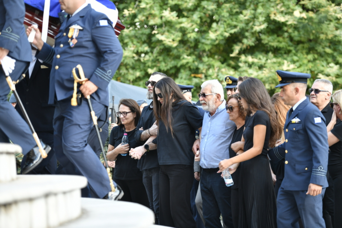 Συνάδελφοι και φίλοι παρίστανται στην κηδεία του 37χρονου Σμηναγού της Πολεμικής Αεροπορίας Δημήτριου Πέτρου, στον Ιερό Ναό Αγίων Κωνσταντίνου και Ελένης Κατσικάς Ιωαννίνων, Πέμπτη 10 Σεπτεμβρίου 2026. Oι δύο χειριστές, ο σμηναγός Δημήτρης Πέτρου και ο επισμηναγός Ιωάννης Μπλέσιας, έχασαν τη ζωή τους κατά την πτώση του μαχητικού αεροσκάφους F‑4 Phantom της Πολεμικής Αεροπορίας, λίγα λεπτά μετά την απογείωσή του, μπροστά στα μάτια χιλιάδων θεατών κατά τη διάρκεια αεροπορικής επίδειξης στο Athens Flying Week το Σάββατο 5 Σεπτεμβρίου 2026.