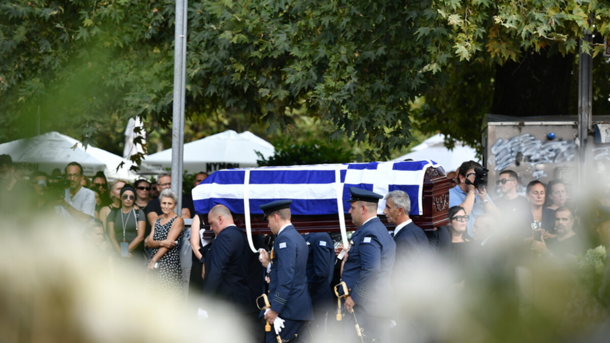 Συνάδελφοι και φίλοι παρίστανται στην κηδεία του 37χρονου Σμηναγού της Πολεμικής Αεροπορίας Δημήτριου Πέτρου, στον Ιερό Ναό Αγίων Κωνσταντίνου και Ελένης Κατσικάς Ιωαννίνων, Πέμπτη 10 Σεπτεμβρίου 2026. Oι δύο χειριστές, ο σμηναγός Δημήτρης Πέτρου και ο επισμηναγός Ιωάννης Μπλέσιας, έχασαν τη ζωή τους κατά την πτώση του μαχητικού αεροσκάφους F‑4 Phantom της Πολεμικής Αεροπορίας, λίγα λεπτά μετά την απογείωσή του, μπροστά στα μάτια χιλιάδων θεατών κατά τη διάρκεια αεροπορικής επίδειξης στο Athens Flying Week το Σάββατο 5 Σεπτεμβρίου 2026.