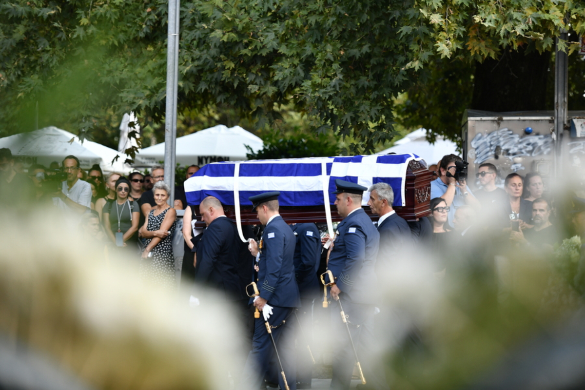 Δημήτρης Πέτρου: Ράγισαν καρδιές στο τελευταίο αντίο του πιλότου του Phantom που σκοτώθηκε στην Τανάγρα