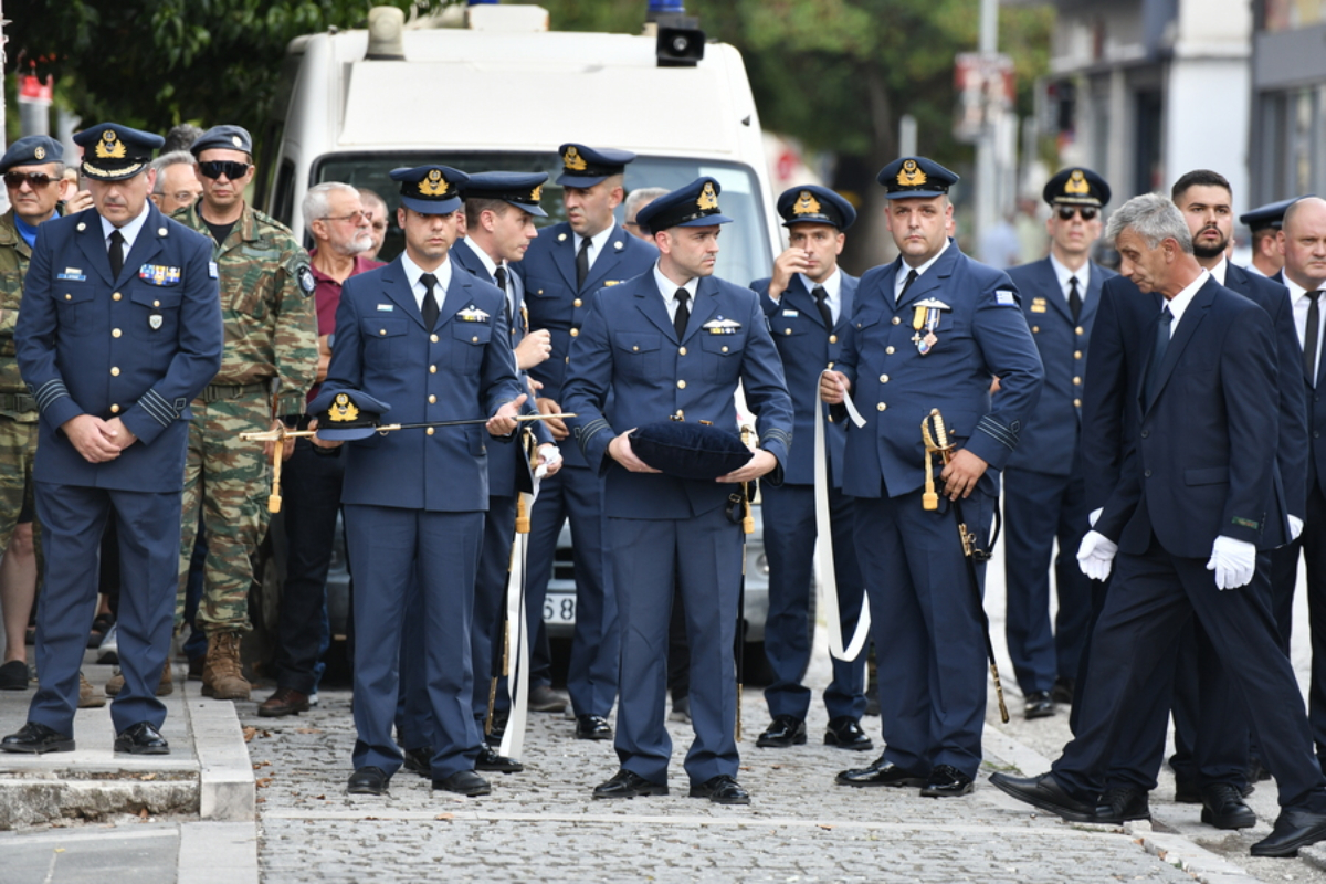 Συνάδελφοι και φίλοι παρίστανται στην κηδεία του 37χρονου Σμηναγού της Πολεμικής Αεροπορίας Δημήτριου Πέτρου, στον Ιερό Ναό Αγίων Κωνσταντίνου και Ελένης Κατσικάς Ιωαννίνων, Πέμπτη 10 Σεπτεμβρίου 2026. Oι δύο χειριστές, ο σμηναγός Δημήτρης Πέτρου και ο επισμηναγός Ιωάννης Μπλέσιας, έχασαν τη ζωή τους κατά την πτώση του μαχητικού αεροσκάφους F‑4 Phantom της Πολεμικής Αεροπορίας, λίγα λεπτά μετά την απογείωσή του, μπροστά στα μάτια χιλιάδων θεατών κατά τη διάρκεια αεροπορικής επίδειξης στο Athens Flying Week το Σάββατο 5 Σεπτεμβρίου 2026.