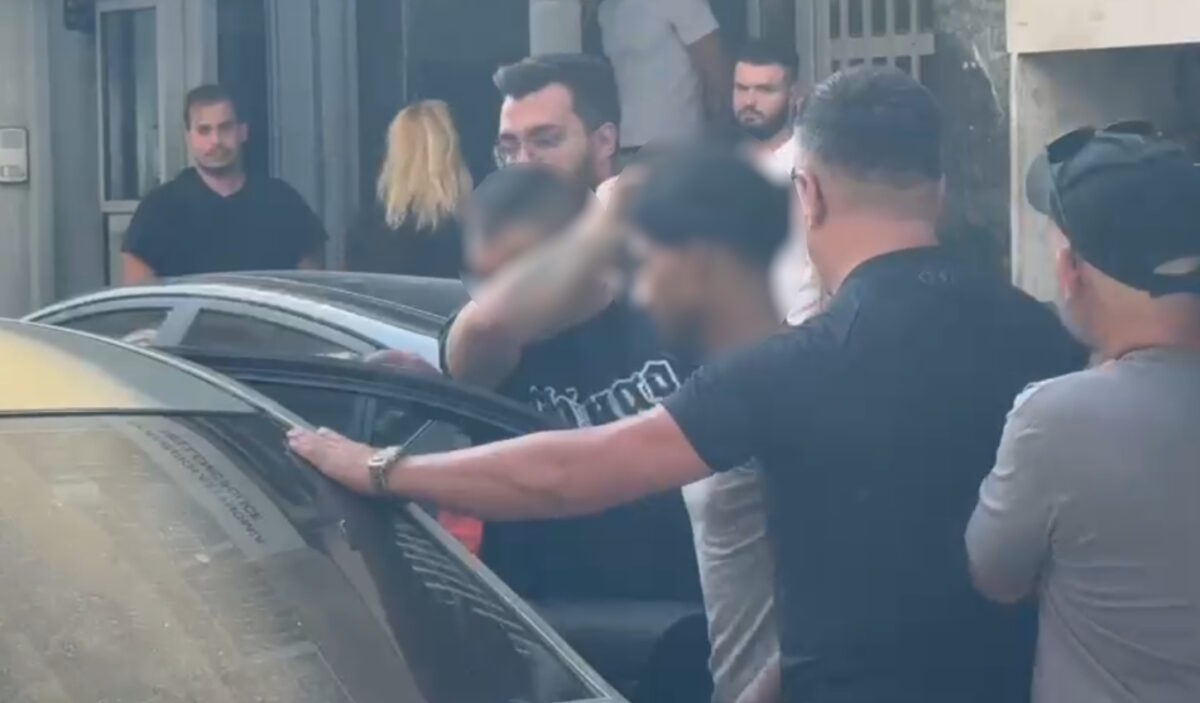 Κυψέλη: Στον Ανακριτή οι 3 συλληφθέντες για τον θάνατο του βρέφους – Με κατεβασμένο το κεφάλι εμφανίστηκαν 43χρονος και Αφγανός