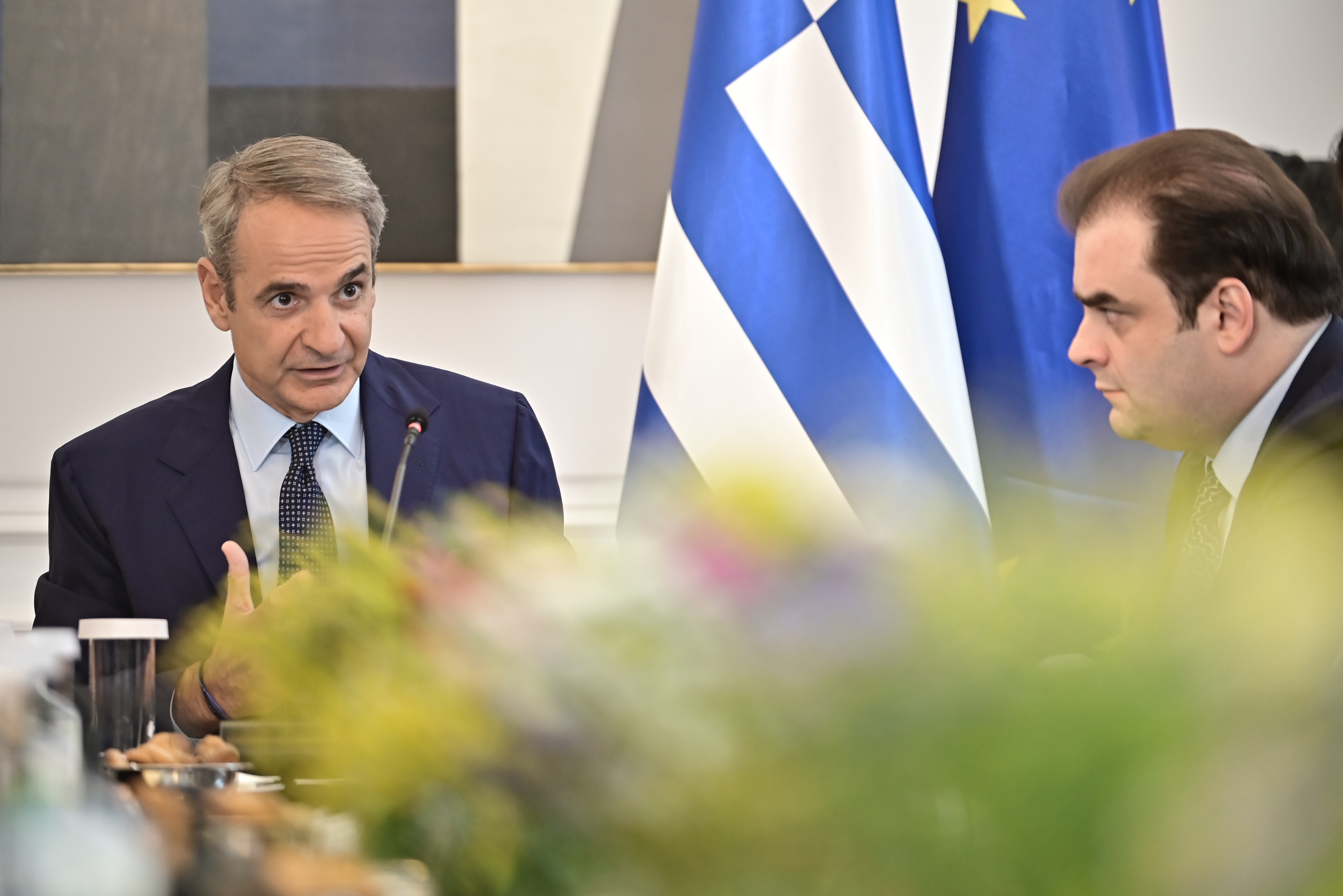 Στα «κάγκελα» η αντιπολίτευση για τα νέα μέτρα Μητσοτάκη: «Παραδέχτηκε το ψέμα», «παράταση του Γολγοθά», «τσιρότα»
