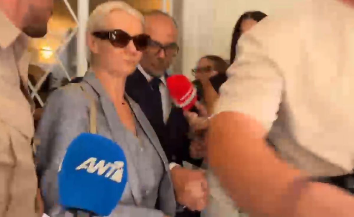 Γιώργος Μαζωνάκης: Η στιγμή που το ζευγάρι των γιατρών βγαίνει από την κλινική του Κολωνακίου