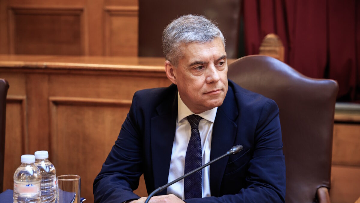 Ο Κώστας Αγοραστός καταθέτει στην εξεταστική επιτροπή της Βουλής για τη σιδηροδρομική τραγωδία στα Τέμπη