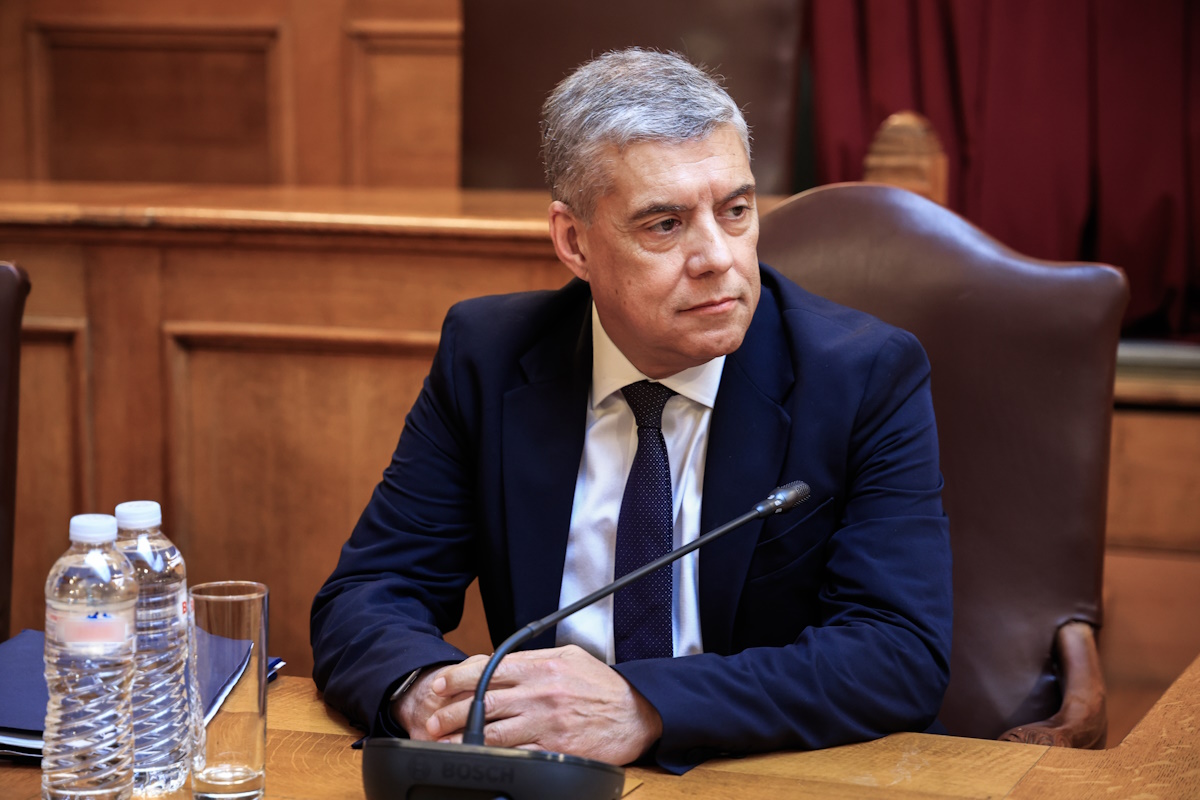Ο Κώστας Αγοραστός καταθέτει στην εξεταστική επιτροπή της Βουλής για τη σιδηροδρομική τραγωδία στα Τέμπη