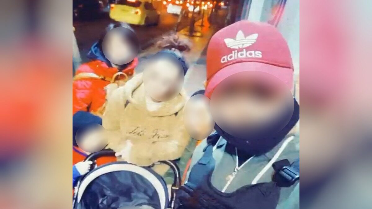 O 43χρονος μαζί με τη σύζυγό του και όλη την οικογένειά του