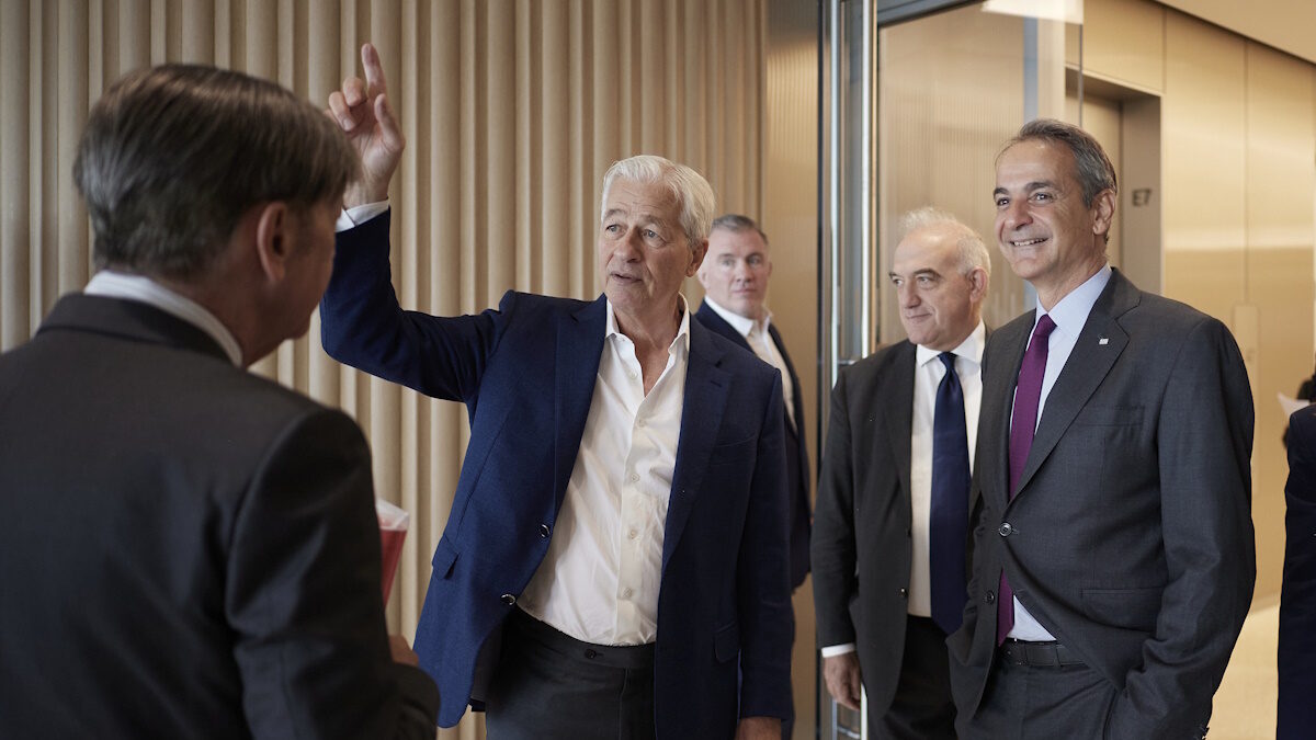 Στιγμιότυπο από τη συνάντηση που είχε ο Έλληνας πρωθυπουργός με τον CEO της JP Morgan Chase στη Νέα Υόρκη
