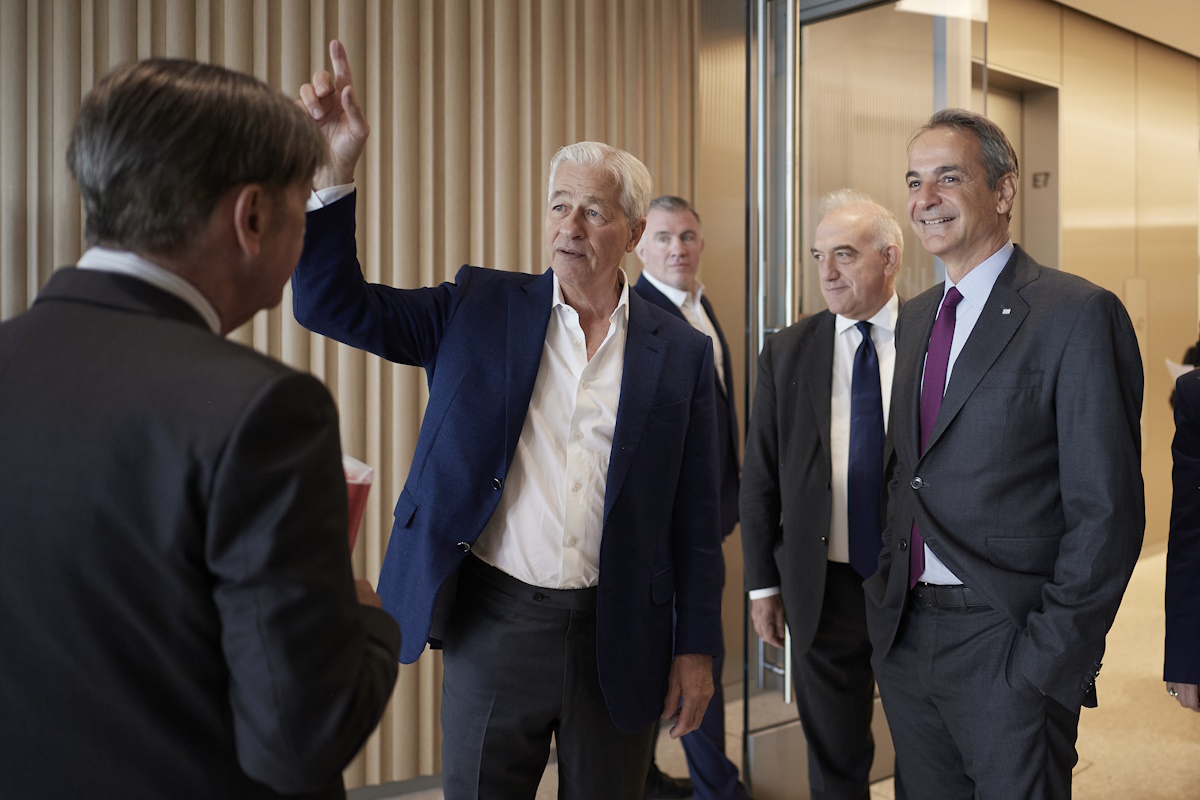 Στιγμιότυπο από τη συνάντηση που είχε ο Έλληνας πρωθυπουργός με τον CEO της JP Morgan Chase στη Νέα Υόρκη