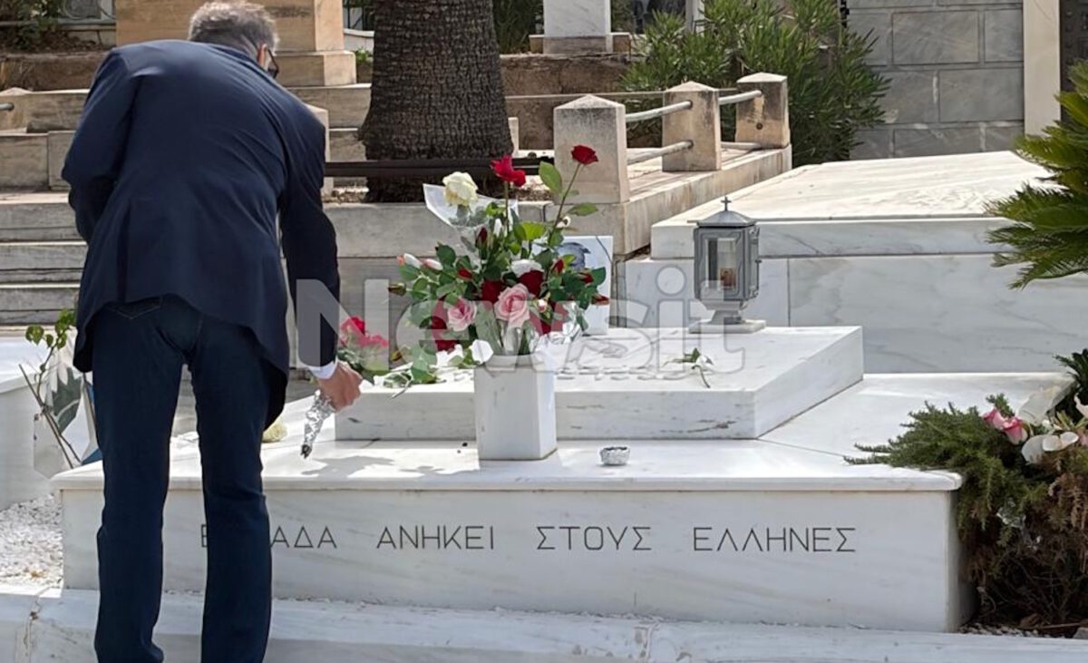 Ο Κώστας Λαλιώτης άφησε λουλούδια στους τάφους των Παπανδρέου, Γεννηματά και Αλευρά πριν την κηδεία της Μαργαρίτας Παπανδρέου