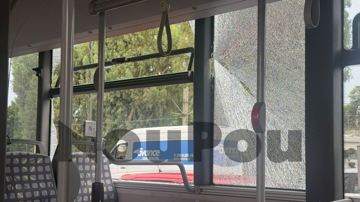 Σπασμένο τζάμι σε λεωφορείο