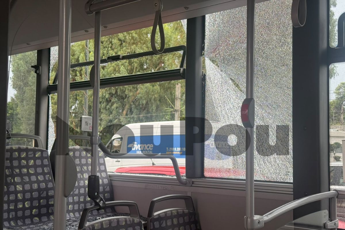 Αλιμος: Λεωφορείο συγκρούστηκε με φορτηγό στην Ποσειδώνος - Έσπασε το πίσω τζάμι και θραύσματα έπεσαν σε επιβάτες
