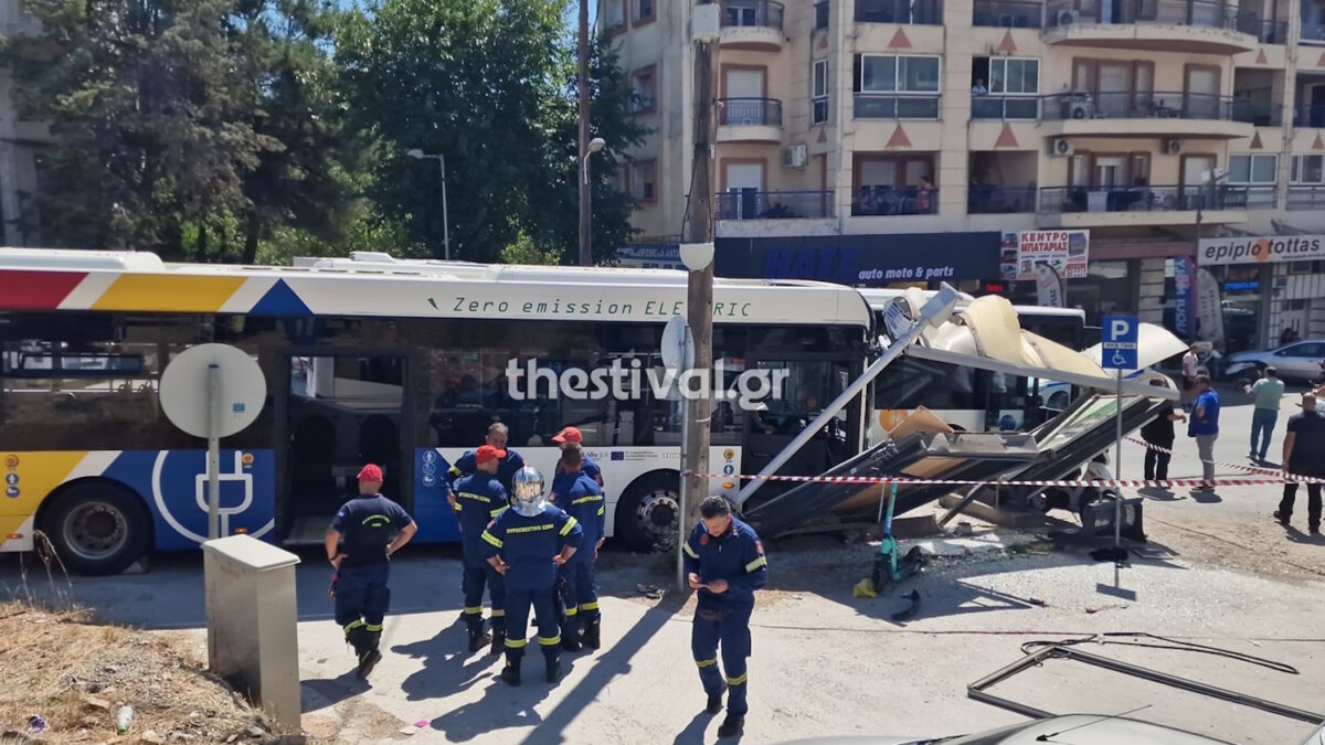 Το λεωφορείο που έχει πέσει στη στάση