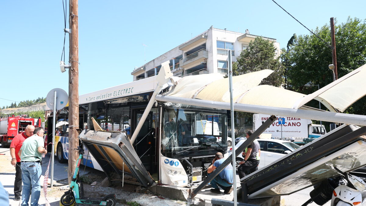 Το λεωφορείο πάνω στη στάση