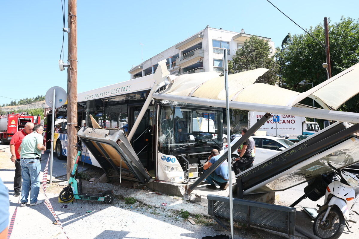 Τροχαίο με ηλεκτρικό λεωφορείο στη Θεσσαλονίκη: Παραμένουν στο νοσοκομείο για νοσηλεία δύο γυναίκες τραυματίες