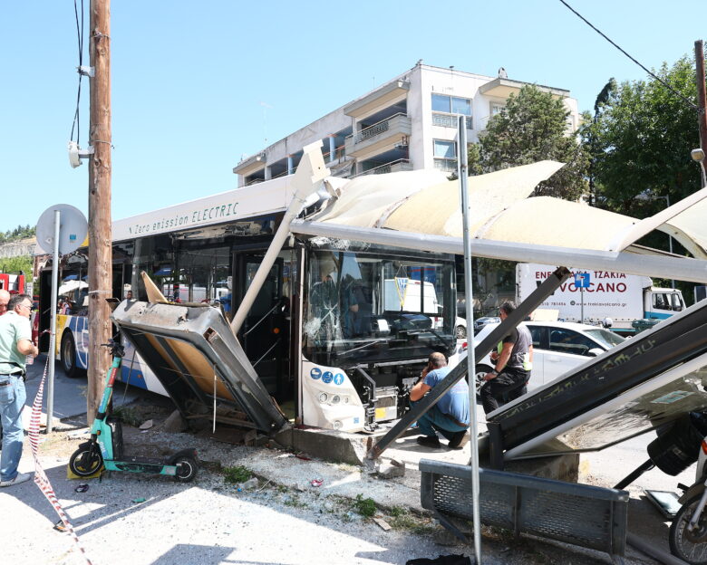 Το λεωφορείο πάνω στη στάση