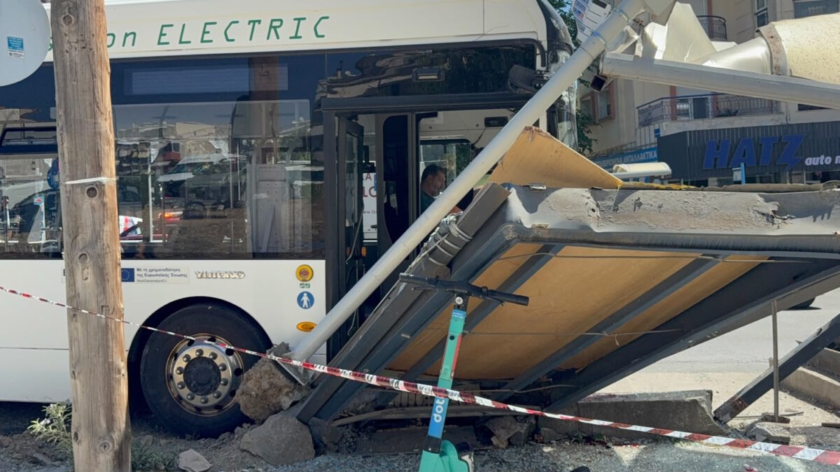 Το λεωφορείο που έπεσε πάνω στη στάση