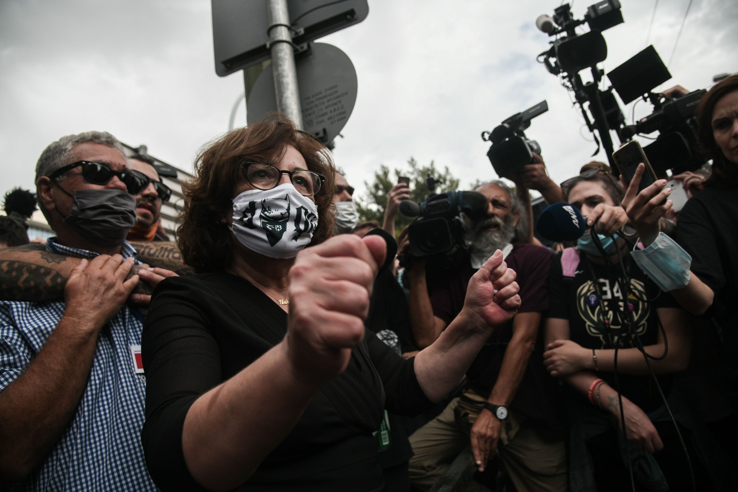 Η συγκλονιστική φωτογραφία της Μάγδας Φύσσα με υψωμένες γροθιές και το βλέμμα στον ουρανό