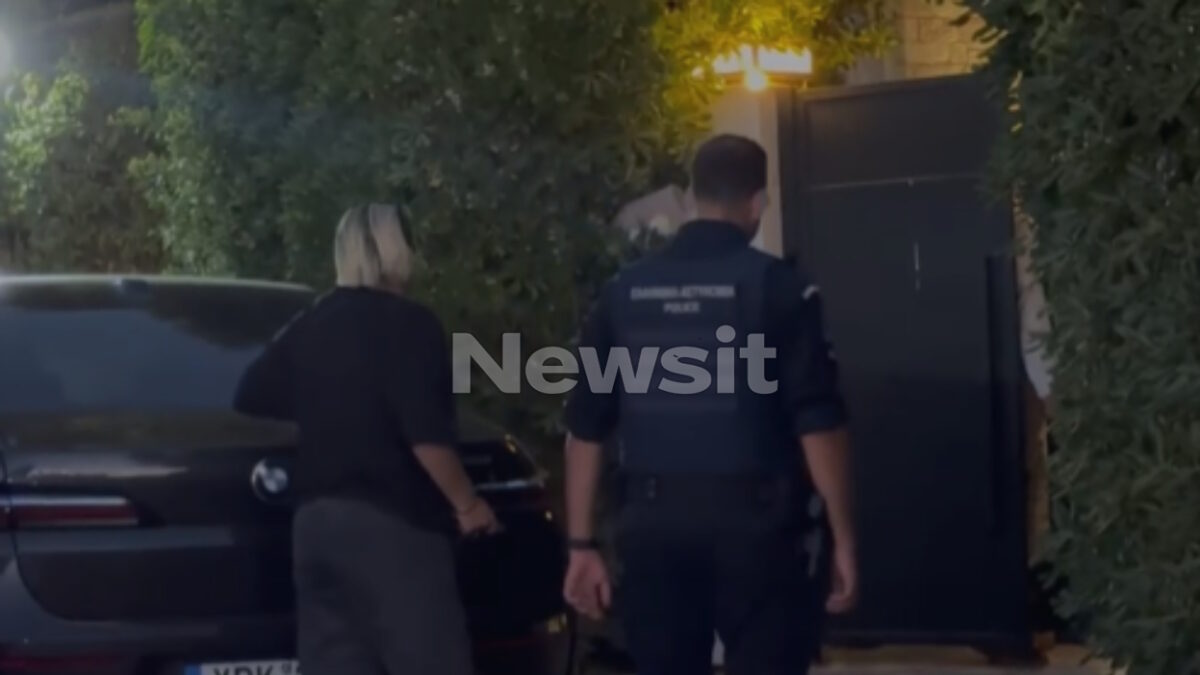 Η αδερφή του Γιώργου Μαζωνάκη, Μαρία, έξω από το σπίτι του τραγουδιστή