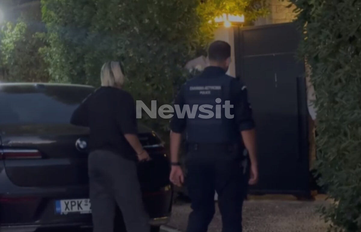 Η αδερφή του Γιώργου Μαζωνάκη, Μαρία, έξω από το σπίτι του τραγουδιστή