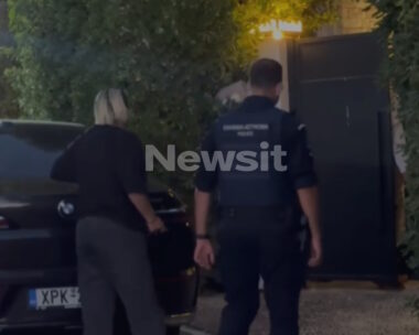 Η αδερφή του Γιώργου Μαζωνάκη, Μαρία, έξω από το σπίτι του τραγουδιστή