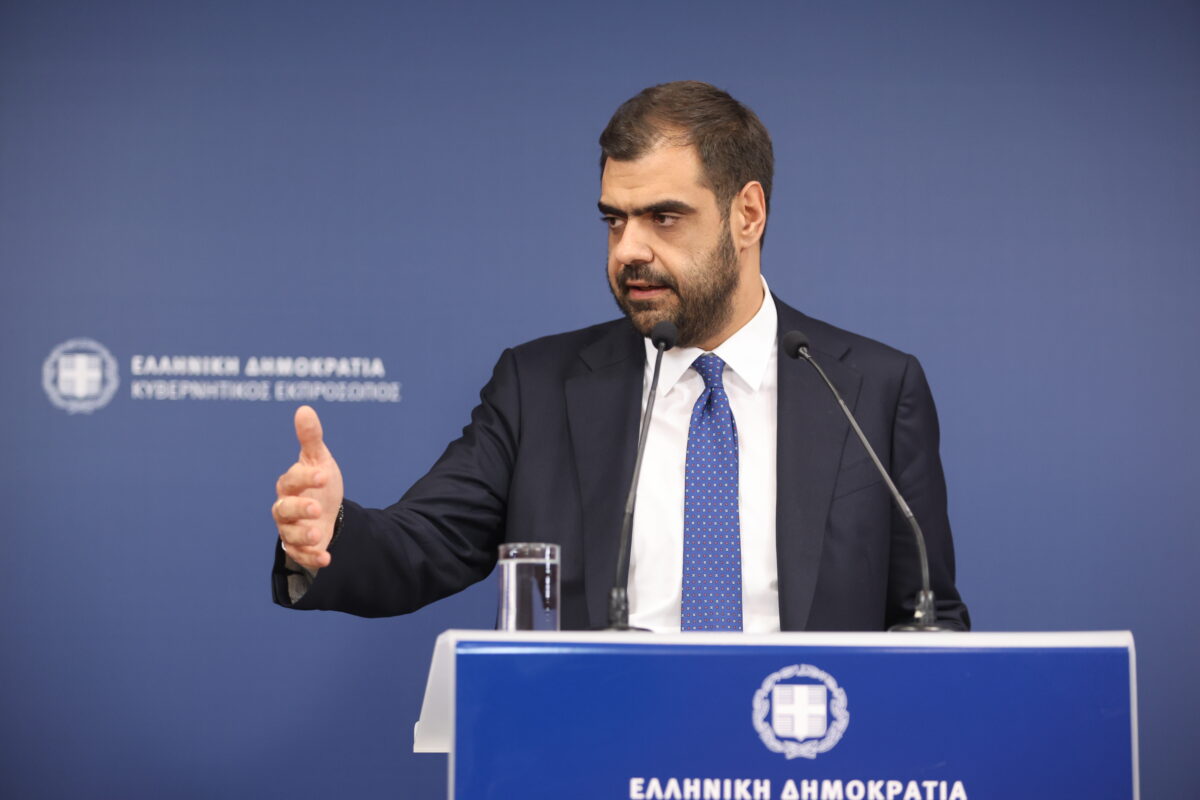 Live: Η ενημέρωση των πολιτικών συντακτών
