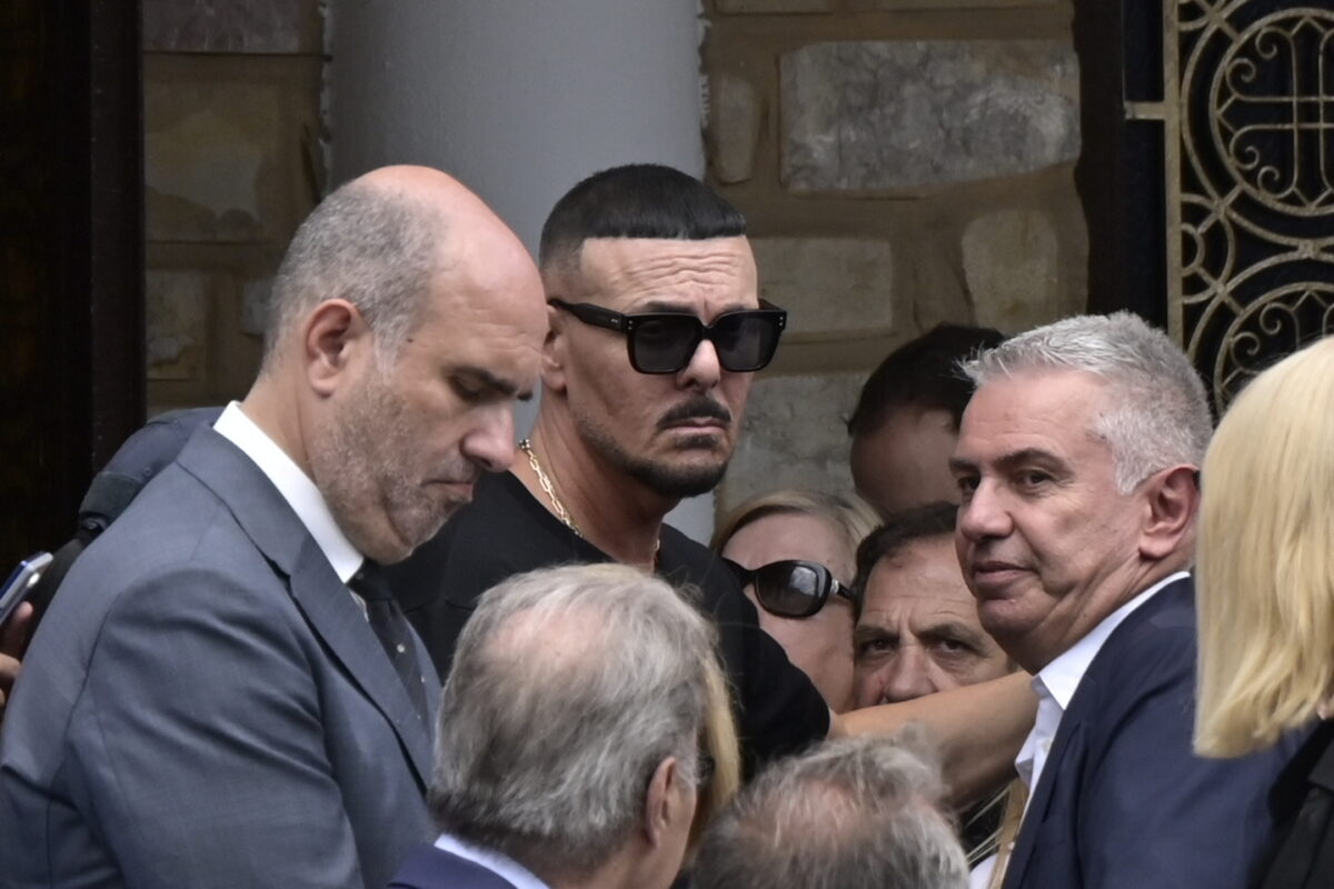 Στην Αγία Τριάδα της Νίκαιας η εξόδιος ακολουθία του Γιώργου Μαζωνάκη, που απεβίωσε στις 9 Σεπτεμβρίου σε ηλικία 54 ετών, έπειτα από ανακοπή καρδιάς Δευτέρα 14 Σεπτεμβρίου 2026 (ΜΙΧΑΛΗΣ ΠΑΠΑΝΙΚΟΛΑΟΥ