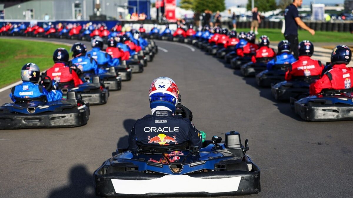 Ο Max Verstappen προσπέρασε 100 καρτ σε μόλις 14 γύρους | Επικαιρότητα στο LivePress.gr