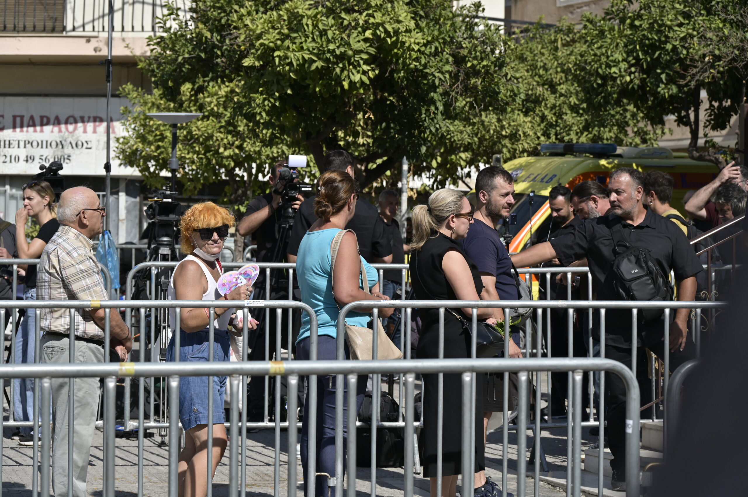 Στην Αγία Τριάδα της Νίκαιας η εξόδιος ακολουθία του Γιώργου Μαζωνάκη, που απεβίωσε στις 9 Σεπτεμβρίου σε ηλικία 54 ετών, έπειτα από ανακοπή καρδιάς Δευτέρα 14 Σεπτεμβρίου 2026 (ΜΙΧΑΛΗΣ ΠΑΠΑΝΙΚΟΛΑΟΥ / EUROKINISSI)