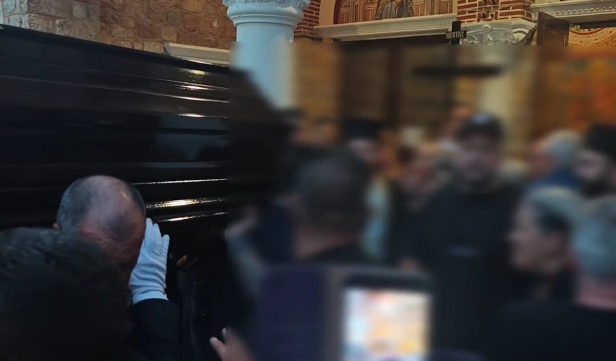 Γιώργος Μαζωνάκης: Σπαραγμός κατά την άφιξη της σορού του στη Νίκαια – Συντριμμένες οι αδερφές του καλλιτέχνη