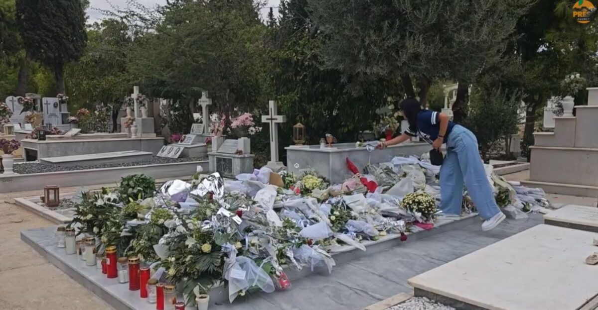 Γιώργος Μαζωνάκης: Γεμάτος με λουλούδια και σημειώματα ο τάφος του τραγουδιστή - Βουβό προσκύνημα στο Γ΄Νεκροταφείο