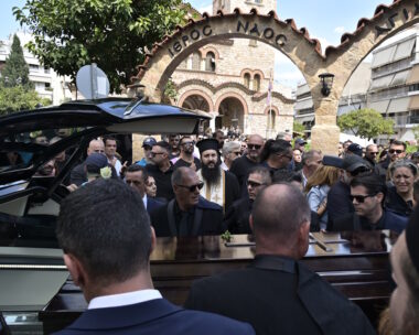Γιώργος Μαζωνάκης: Ράγισαν και οι πέτρες στο τελευταίο χειροκρότημα από χιλιάδες κόσμου στη Νίκαια