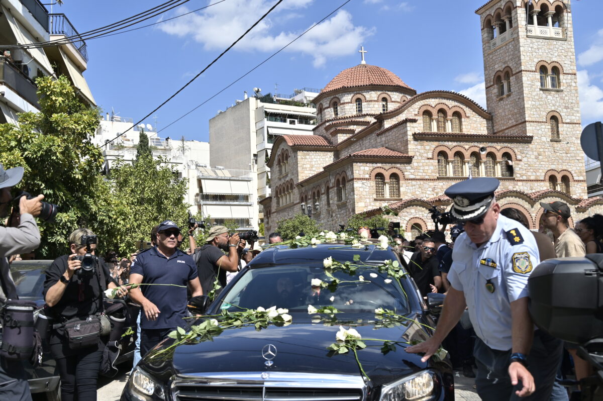 Στην Αγία Τριάδα της Νίκαιας η εξόδιος ακολουθία του Γιώργου Μαζωνάκη, που απεβίωσε στις 9 Σεπτεμβρίου σε ηλικία 54 ετών, έπειτα από ανακοπή καρδιάς Δευτέρα 14 Σεπτεμβρίου 2026 (ΜΙΧΑΛΗΣ ΠΑΠΑΝΙΚΟΛΑΟΥ