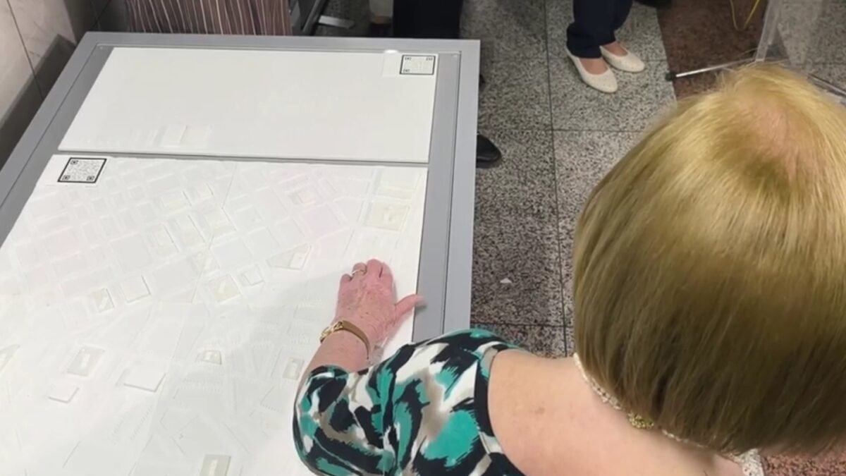 Χάρτης με γραφή Braille τοποθετήθηκε στο Μετρό «Σύνταγμα» για άτομα με οπτική αναπηρία  – Πώς λειτουργεί