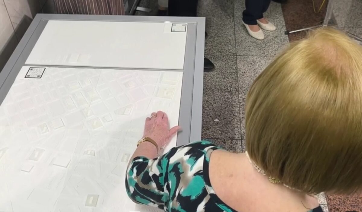 Χάρτης με γραφή Braille τοποθετήθηκε στο Μετρό «Σύνταγμα» για άτομα με οπτική αναπηρία  – Πώς λειτουργεί