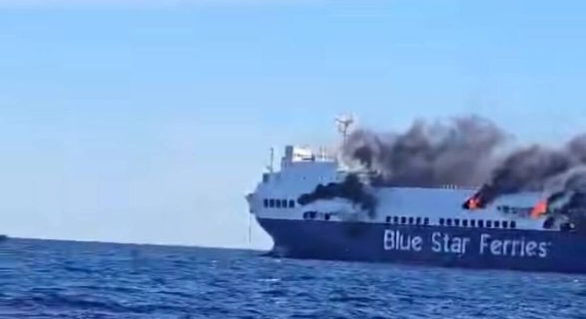 To φλεγόμενο πλοίο στην Μύκονο