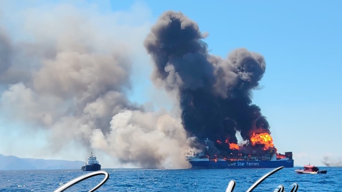 Καίγεται ολοσχερώς το πλοίο