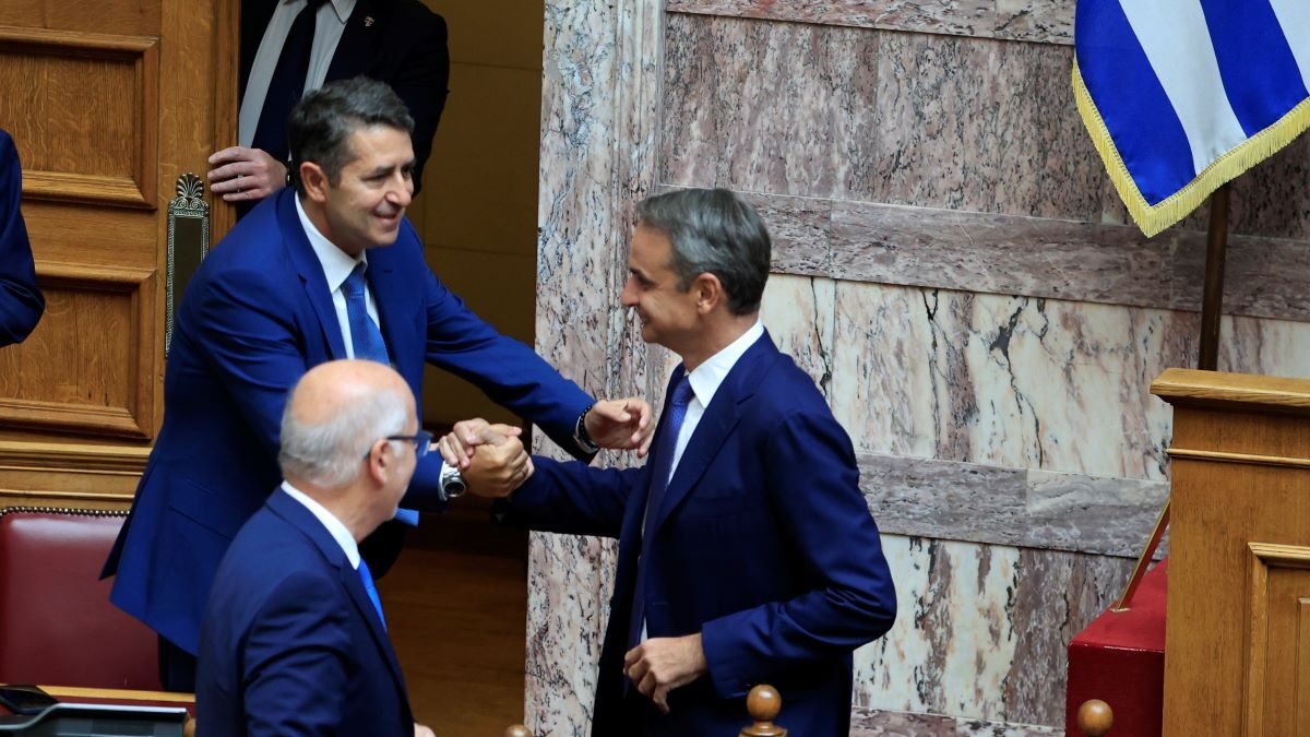 Ο Γιώργος Μυλωνάκης σε χειραψία με τον Κυριάκο Μητσοτάκη