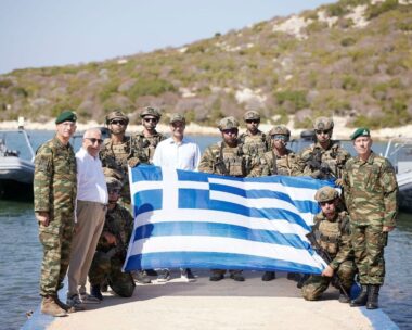 Ο Κυριάκος Μητσοτάκης με στελέχη των Ενόπλων Δυνάμεων κατά την επίσκεψή του στη Ρω και στη Στρογγύλη